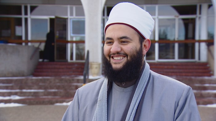 L'imam Mahmoud Omar, debout devant la Mosquée.
