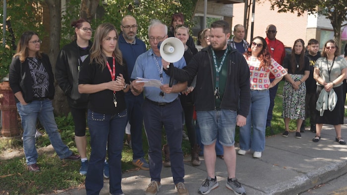 Des enseignants réunis à l'extérieur pour défendre une de leurs collègues qui devra cesser de travailler d'ici quelques jours si elle n'obtient pas son certificat de sélection du Québec.