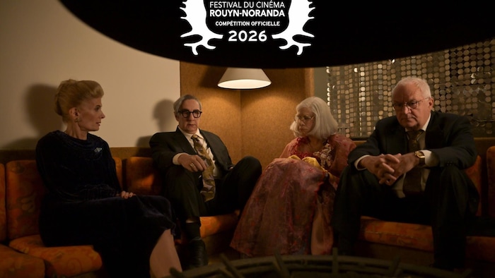 Anne-Marie Cadieux, Robert Lepage, Martin Villeneuve et Michel Barrette dans une scène du film Imelda contre-attaque.