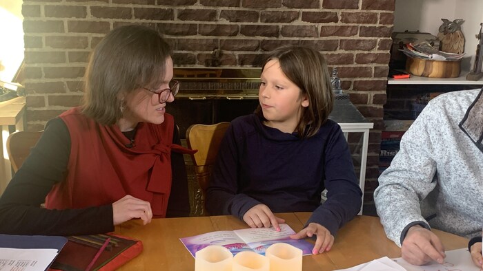 Madeleine pratique sa lecture du français avec sa mère, Julianne Gerbrandt.