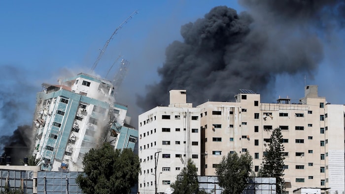 Un edificio en Gaza se derrumba tras ser bombardeado por Israel.