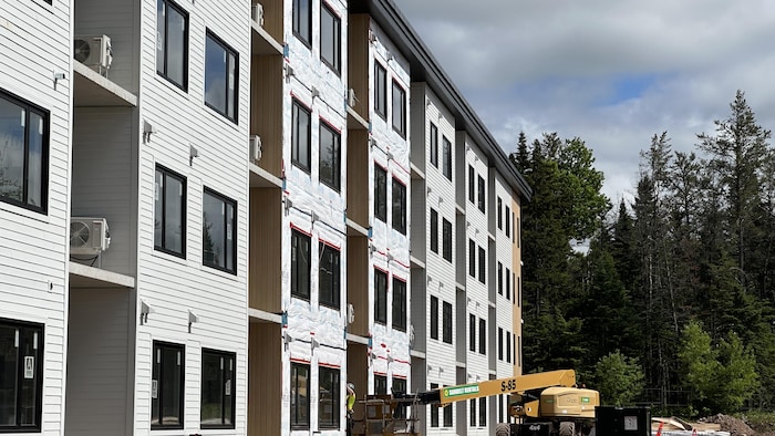 Un immeuble résidentiel en construction.
