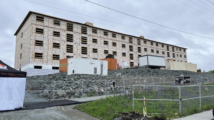 un immeuble résidentiel en construction.