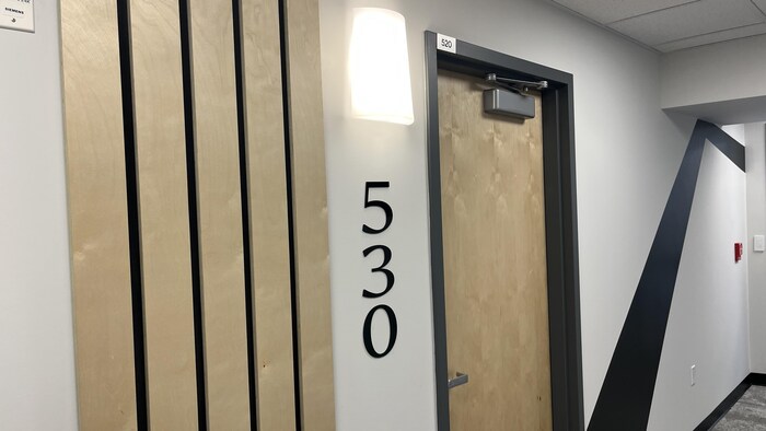 La porte d'un des logements sociaux dans le pavillon St-Joseph à Chicoutimi.