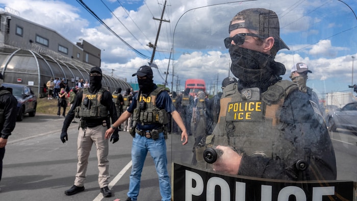 Des agents de l'ICE et un agent du service des opérations de contrôle et d'expulsion (ERO) montent la garde devant le centre de détention de Delaney Hall après plusieurs affrontements avec des manifestants à Newark, dans le New Jersey (États-Unis), le 28 mai 2026.