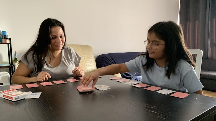 Malgré la situation dans laquelle se trouvent actuellement ses parents, Victoria, 8 ans, peut toujours fréquenter l'école.