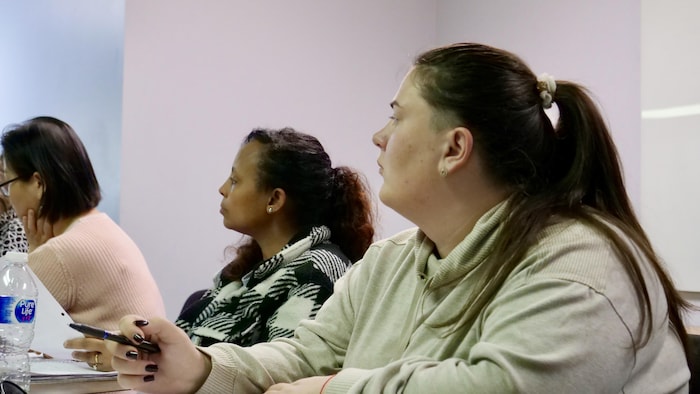 Viktoriia Kucheruk écoute en classe. 