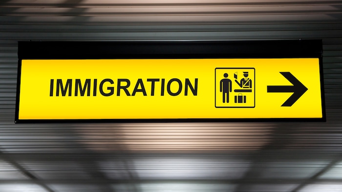 Un panneau signalétique montrant les douanes pour les passagers en immigration dans un aéroport.