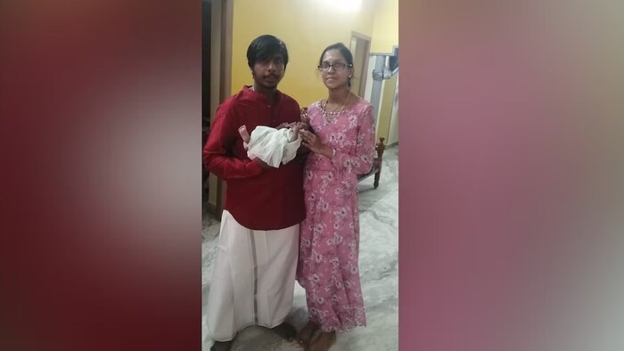 Un couple avec son bébé en Inde.