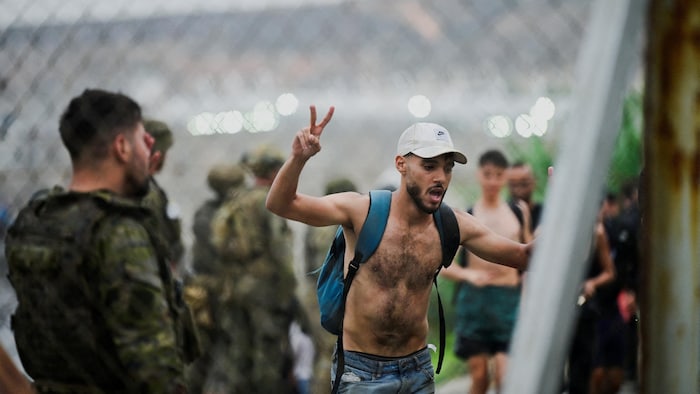 Un migrant venant du Maroc affiche le V de la victoire à son arrivée à la frontière espagnole.