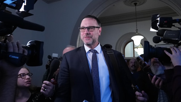 un ministre dans le corridor