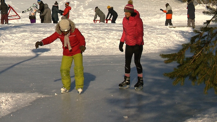 Marie-Jeanne Aiitna Itono apprend à patiner.