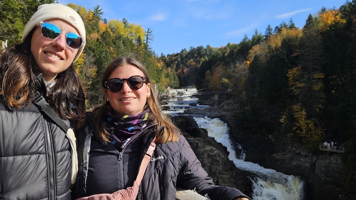 Solène Manescau et Fanette Bourdens posent dans la nature sur un pont.
