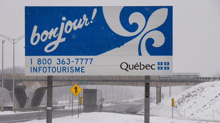 Pancarte « Bienvenue au Québec » à proximité de la frontière Canada-États-Unis à Saint-Bernard-de-Lacolle. 