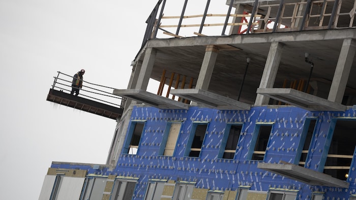 Un trabajador en un edificio en construcción.