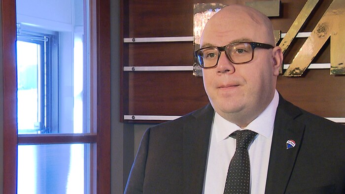 Jonathan Castonguay travaille dans son agence à Rimouski.
