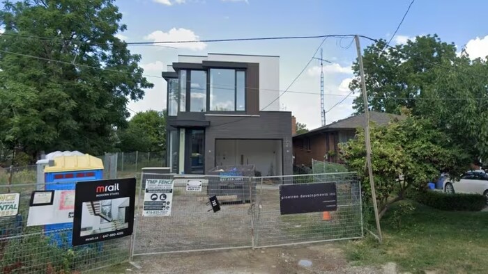Une maison en construction.