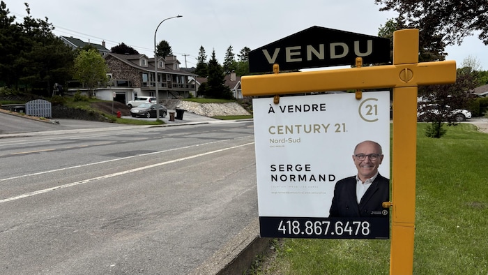 Une affiche de l'entreprise Century 21. 