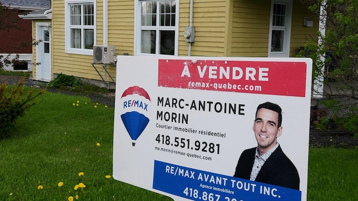 Pancarte d'une maison à vendre à Témiscouata-sur-le-Lac. 