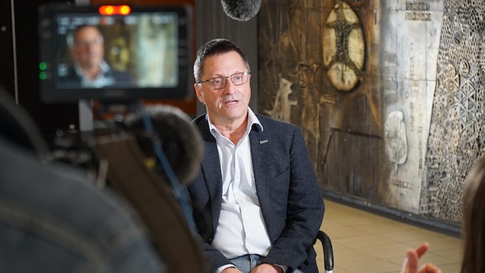 L'immunologiste André Veillette lors d'un tournage.
