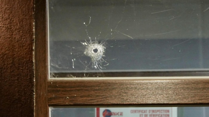 Une balle a été tirée dans la vitre d'un immeuble à logements.