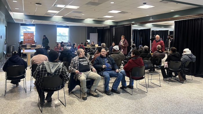 Des gens dans une salle d'attente.