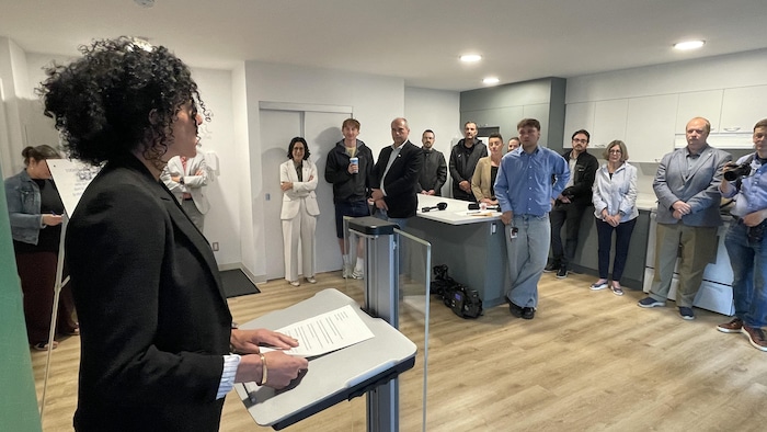 Une photo d'une conférence de presse dans une résidence de l'UQAR, le 19 juin 2026.