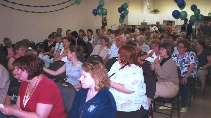Une foule à Chelmsford participant à la coupe d'un ruban inaugural. 