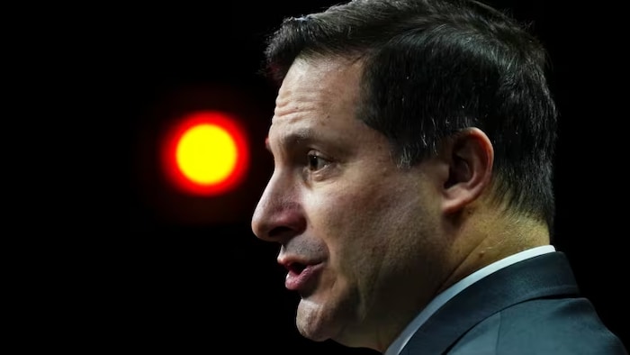 Le ministre Mendicino, de profil.