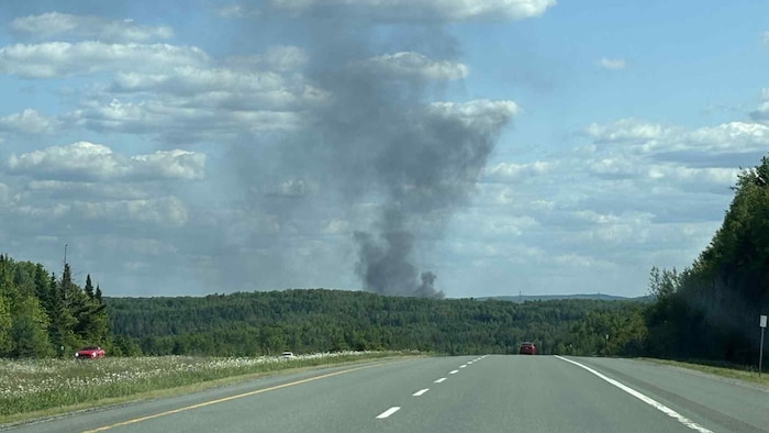Un incendie a pris naissance dimanche après-midi à Beauceville, dans un îlot de pneus usagés de l'entreprise de recyclage Royal Mat.