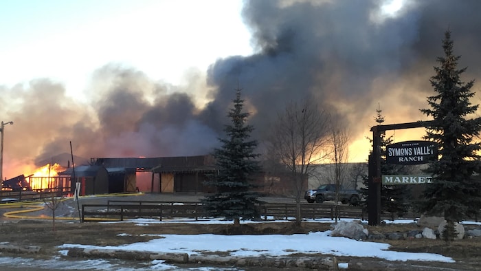 Incendie majeur d'un marché public à Calgary | Radio-Canada
