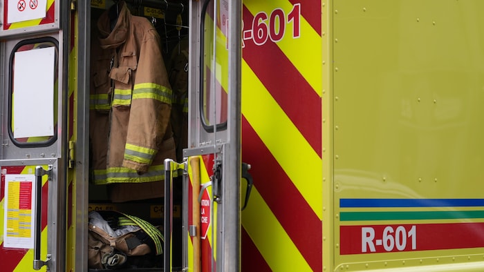 L'uniforme d'un pompier accroché dans un camion.