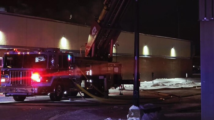 Les équipements de pompiers combattant un feu le 25 décembre 2025 à Prince Albert.