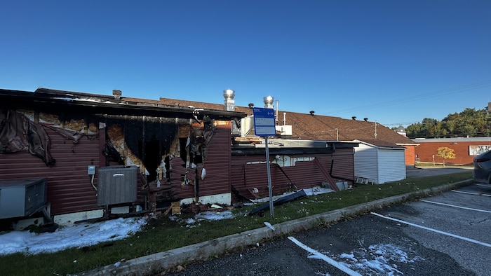 Un bâtiment en partie brûlé.