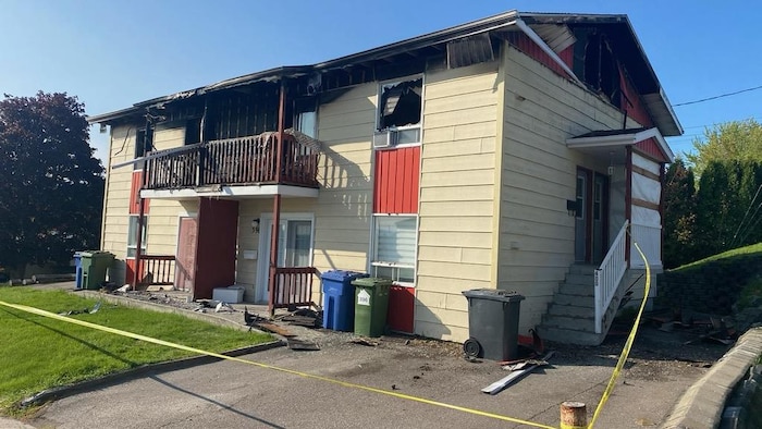 Un bâtiment incendié.