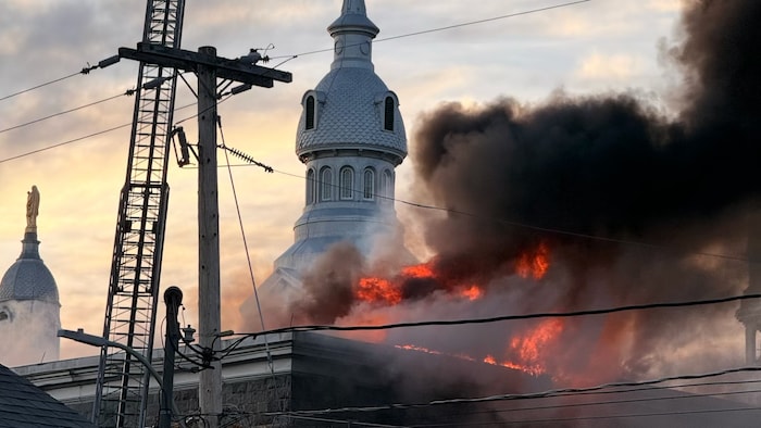 Un immeuble en feu.