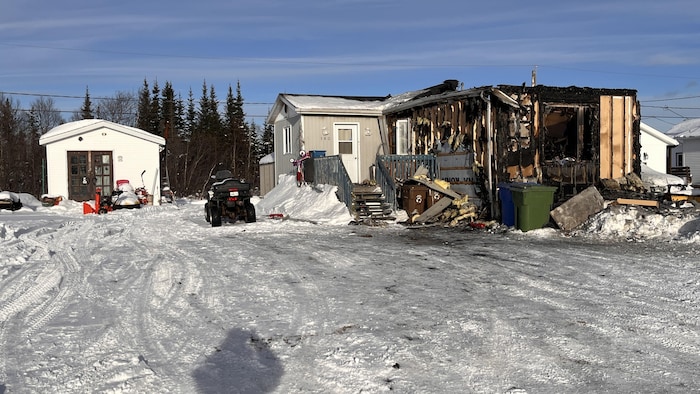 Une résidence ravagée par les flammes, l'hiver.