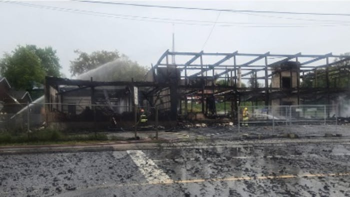 Les ruines de l'ancienne école consommée par un incendie.