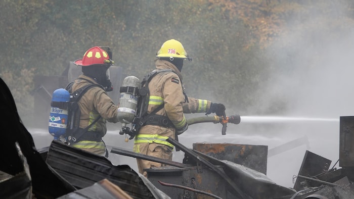 Des pompiers à l'œuvre.