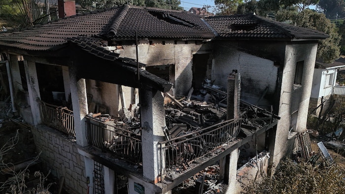 Une propriété ravagée par un incendie de forêt.