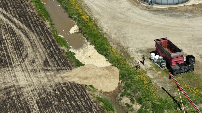 Une digue de sable dans un fossé agricole.