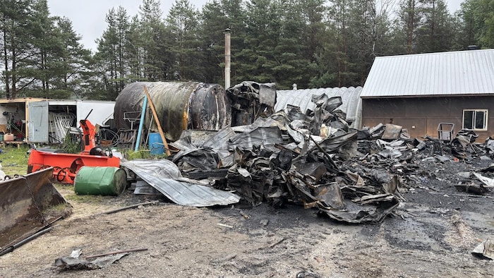 Les ruines d'un garage incendié.