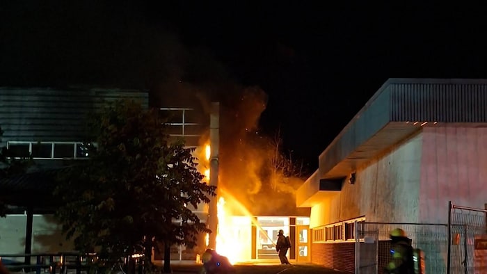 Des pompiers combattent un incendie.