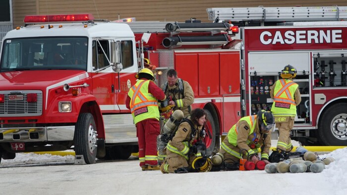 Des pompiers en hiver.