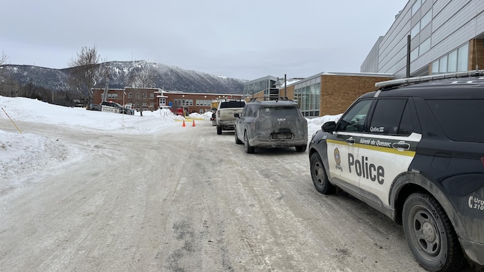 Des autopatrouilles en hiver devant l'école Bourg.