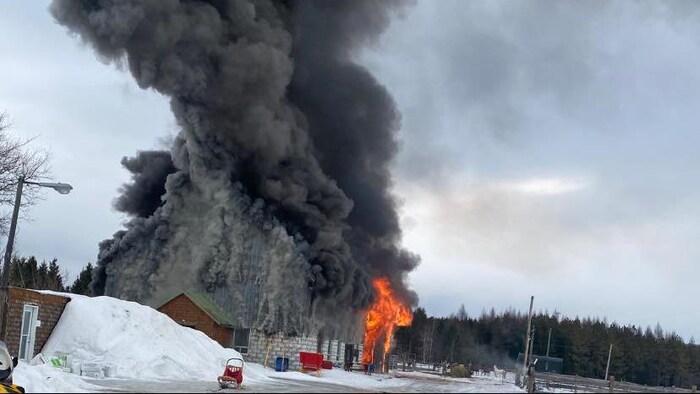 Une bâtisse en feu.