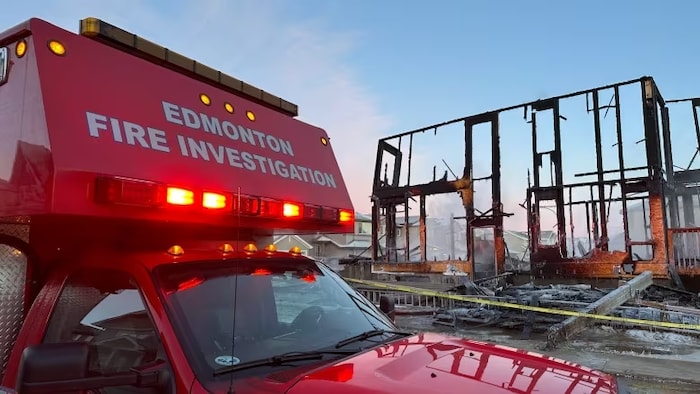 Un véhicule des pompiers sur le site d'un incendie, le 8 janvier 2024 à Edmonton.