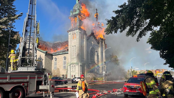 L'église Notre-Dame-des Sept-Allégresses est la proie des flammes. Les pompiers sont à l'œuvre. 