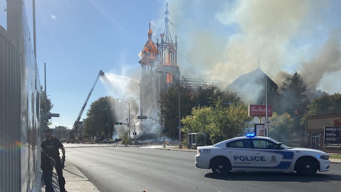Firefighters and police officers intervene on the church of Notre-Dame-des-Sept-Allegresses which is the prey of the flames.
