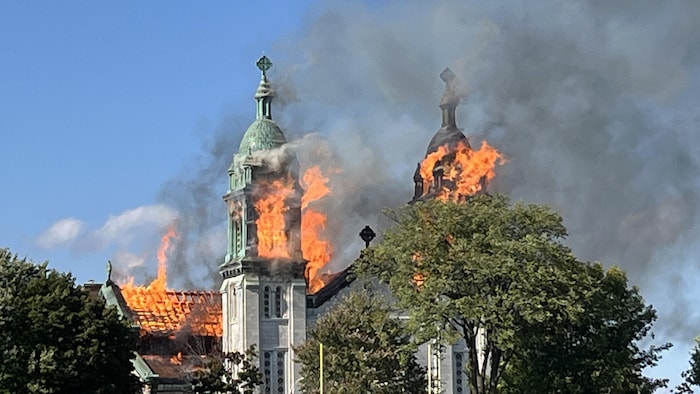 Des flammes sortent des clochers de l'église